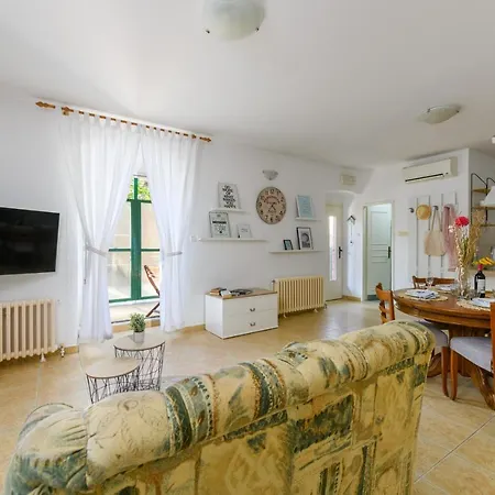 Aleksandra Apartment *