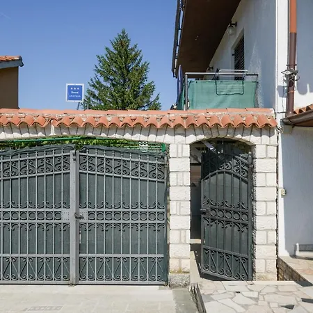 Aleksandra Apartment *